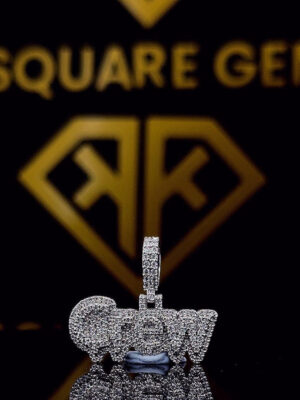 Discover the Flex 0.78 Carat Round VVS1 Moissanite Custom Pendant in 925 Sterling Silver.